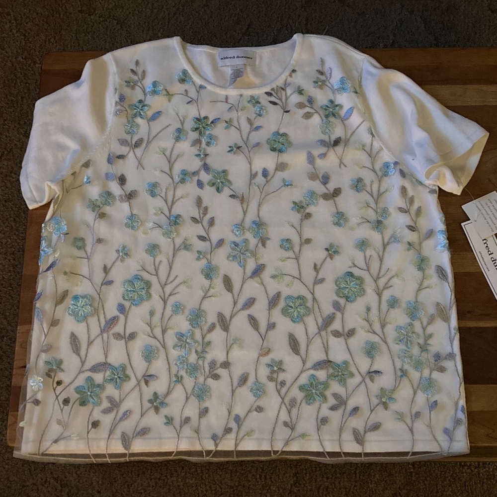New Alfred Dunner size LWhite embroidered with Floral Accents flowers and vines